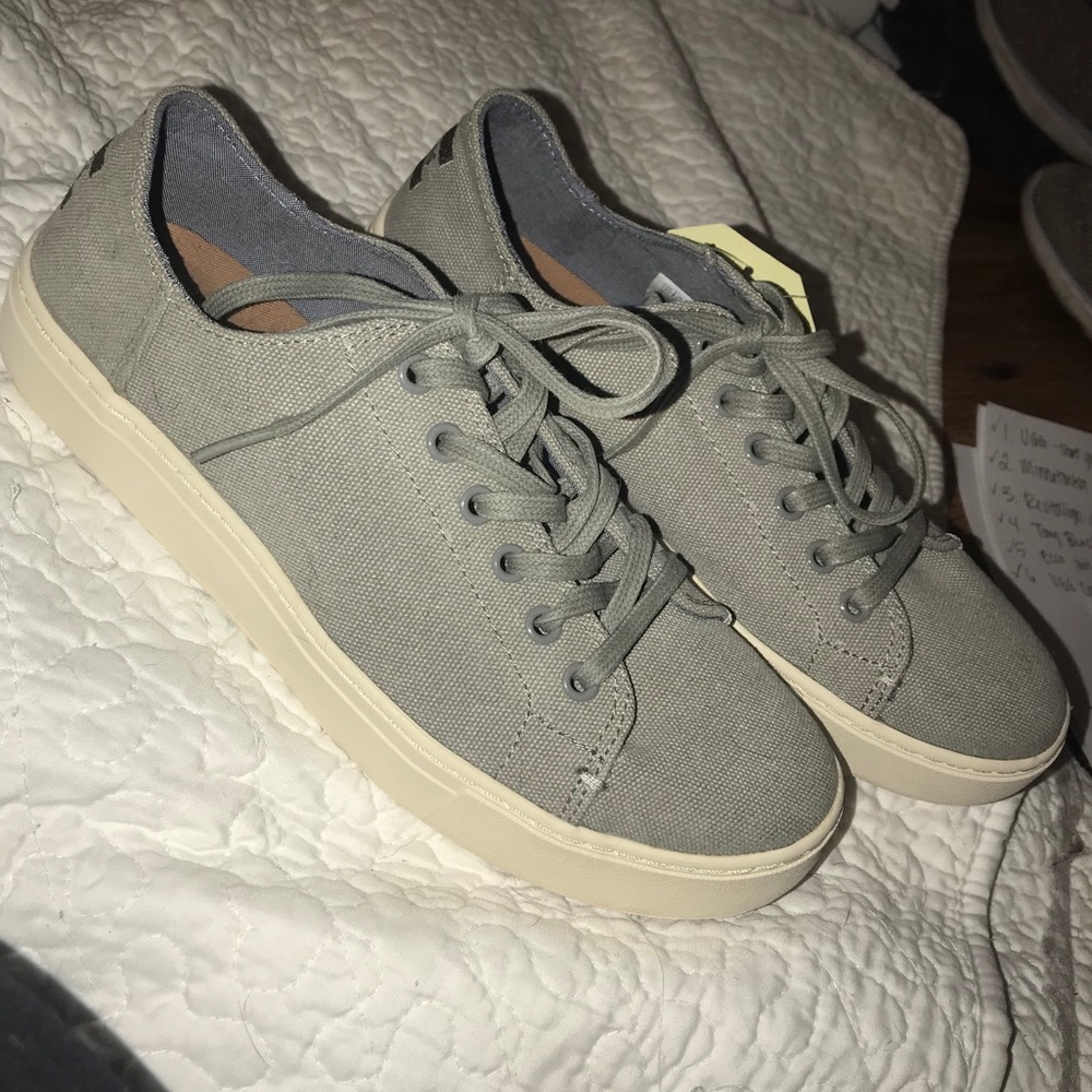 NWT TOMS Lenox canvas sneaker
